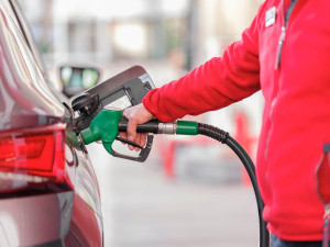 Řidiči si v Královéhradeckém kraji při tankování připlatí až korunu na litru