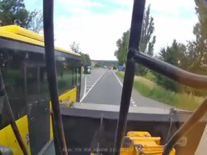 Řidič autobusu předjížděl protisměrným odbočovacím pruhem. Natočil ho svědek