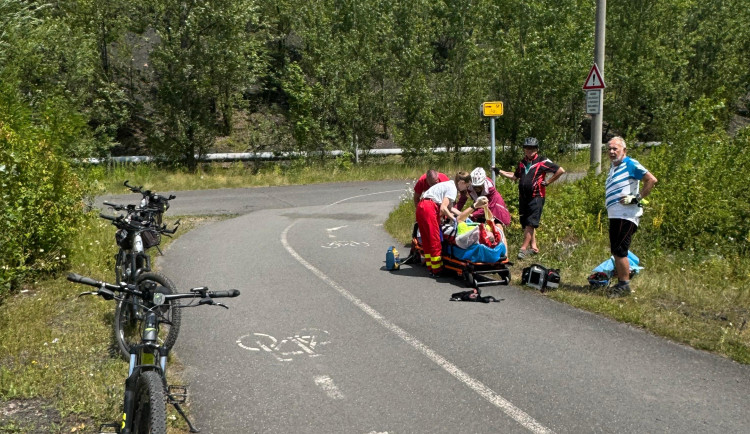 Záchranáři nemohli projet. Se vším vybavením šli ke zraněnému kilometr pěšky
