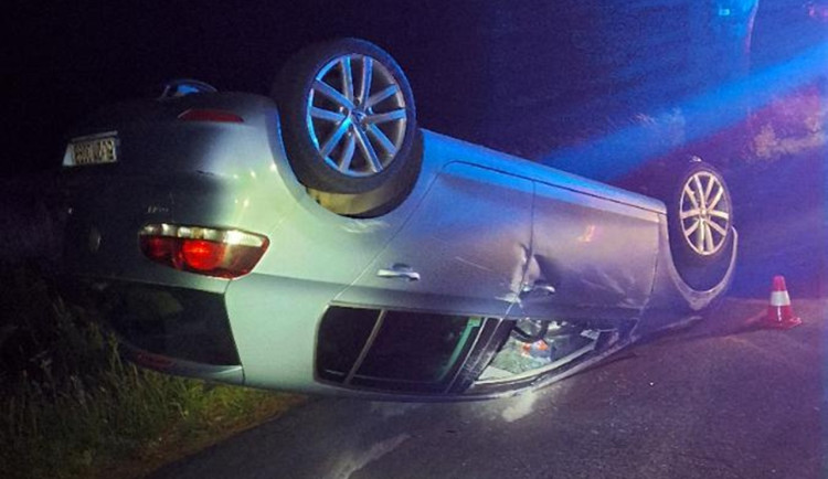 Na Havlíčkobrodsku otočil auto na střechu řidič, který měl přes dvě a půl promile