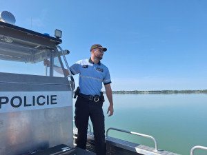Policisté hlídkují na Rozkoši. Kontrolují lodě, alkohol i zakázané zóny