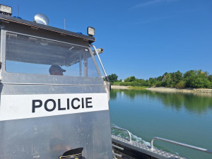 Policisté hlídkují na Rozkoši. Kontrolují lodě, alkohol i zakázané zóny