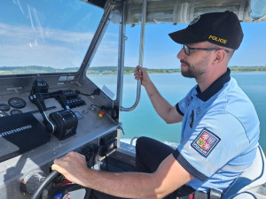 Policisté hlídkují na Rozkoši. Kontrolují lodě, alkohol i zakázané zóny