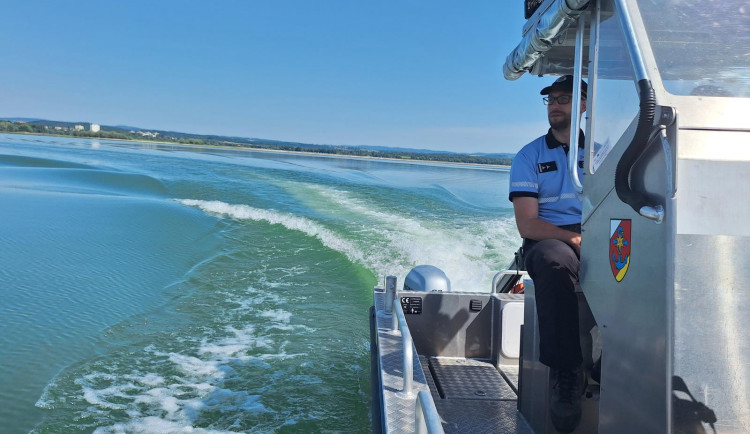 Policisté hlídkují na Rozkoši. Kontrolují lodě, alkohol i zakázané zóny(1)