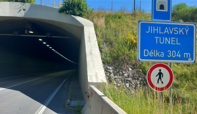 Jihlavský tunel je zavřený, dělníci v něm vymění povrch a opraví i mosty