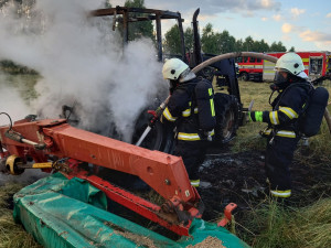 Extrémní vedra posílají hasiče do akce, na Trutnovsku shořel traktor