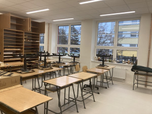 Neučí se, tak si hradecké školy vzali do září do parády dělníci
