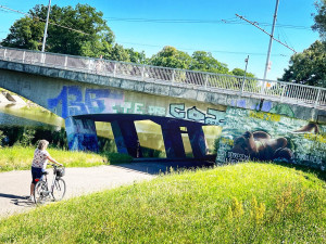 ANKETA: Hradecká malba prsatice nevydržela. Někdo jí popsal fakta o sexuálním násilí