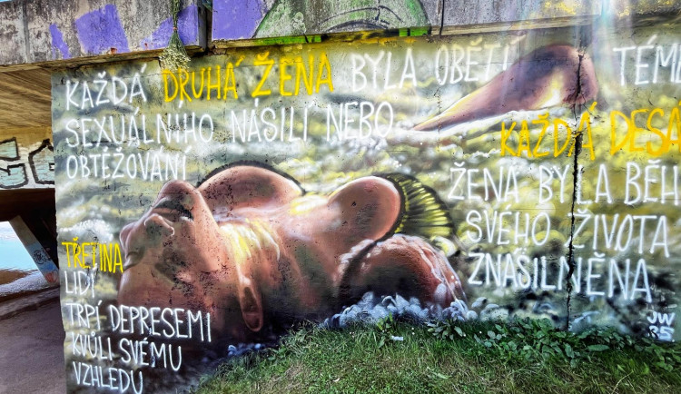 Hradecká malba prsatice nevydržela. Někdo jí popsal fakta o sexuálním násilí
