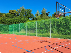 Revitalizace sportovního hřiště ve Dvoře Králové: Nový tartan a lepší vybavení pro všechny