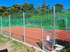 Revitalizace sportovního hřiště ve Dvoře Králové: Nový tartan a lepší vybavení pro všechny