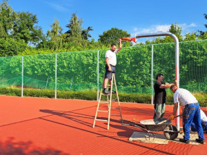 Revitalizace sportovního hřiště ve Dvoře Králové: Nový tartan a lepší vybavení pro všechny