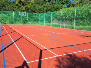 Revitalizace sportovního hřiště ve Dvoře Králové: Nový tartan a lepší vybavení pro všechny