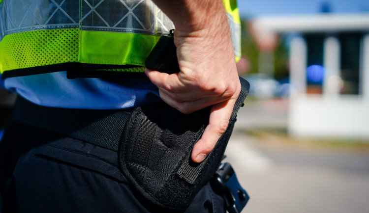 Žena sledovala na parkovišti únos cizince. Policie okamžitě nasadila do akce obrovské množství lidí i techniky