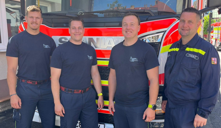 Na poště se zasekl výtah. Muži s elektrickým vozíkem pomáhali hasiči