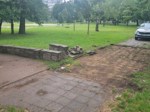 Neotřelý vandalismus: mládež rozebírala chodníky kvůli zábavě i kráse