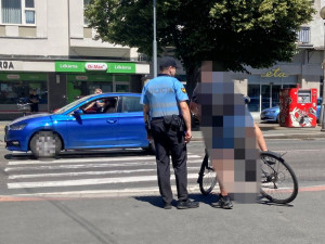 Hradečtí strážníci mají spadeno na cyklisty a koloběžkáře, padají pokuty