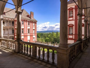 Filmaři překazí turistům plány, uzavře se kvůli nim zámek v Náchodě