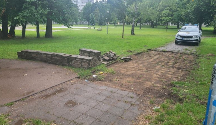 Neotřelý vandalismus: mládež rozebírala chodníky kvůli zábavě i kráse