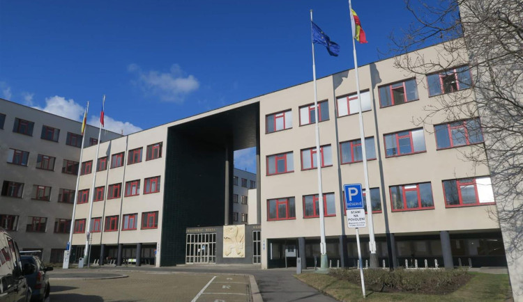 Nález granátu na hradeckém magistrátu: Evakuace a pyrotechnici na místě