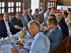 Radní Královéhradeckého a Pardubického kraje netradičně zasedli k jednomu stolu