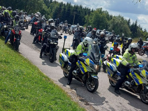 Motorkáři na startu: s policejním doprovodem pojedou za chvíli z Jinolic na polygon do Hradce