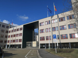 Nález granátu na hradeckém magistrátu: Evakuace a pyrotechnici na místě