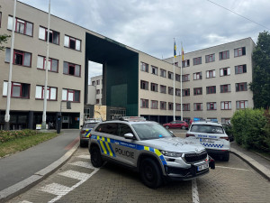 Žena přinesla na hradecký magistrát nefunkční granát, policie úřad evakuovala