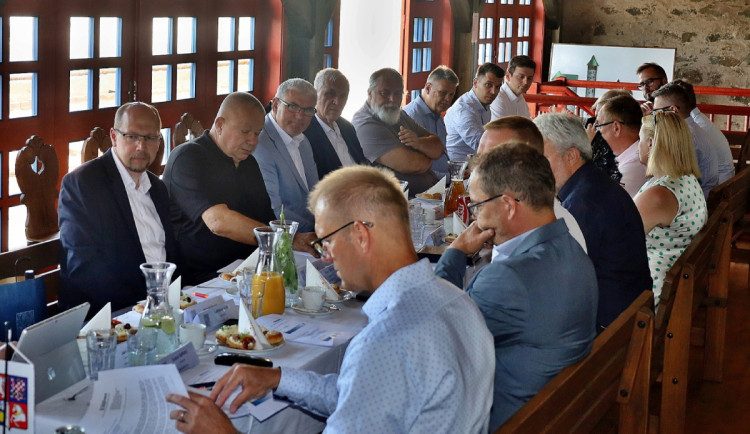 Radní Královéhradeckého a Pardubického kraje netradičně zasedli k jednomu stolu