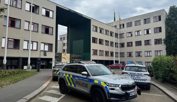 Žena přinesla na hradecký magistrát nefunkční granát, policie úřad evakuovala
