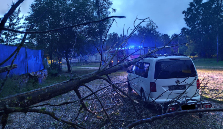 Silné bouřky se jihu Čech nakonec vyhnuly, hasiči řešili jen popadané stromy