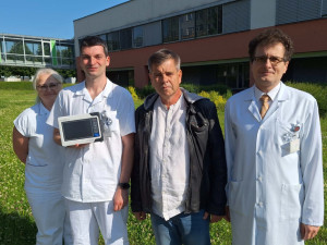 Lékaři mu zachránili život. On jim za to daroval špičkový přístroj za 184 tisíc