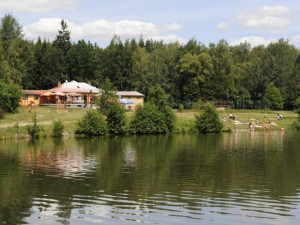 Parkování a ohně na Biřičce: Chaos, který ohrožuje přírodu i bezpečnost