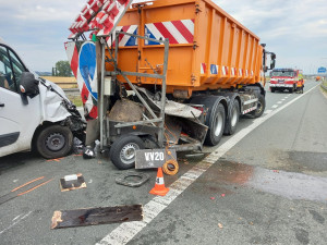 Dodávka na razila na hradecké dálnici D11 do signalizačního přívěsu