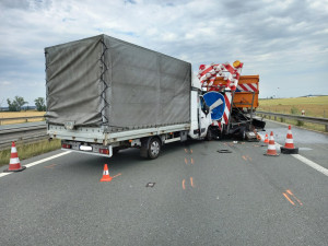 Dodávka na razila na hradecké dálnici D11 do signalizačního přívěsu