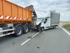 Dodávka na razila na hradecké dálnici D11 do signalizačního přívěsu