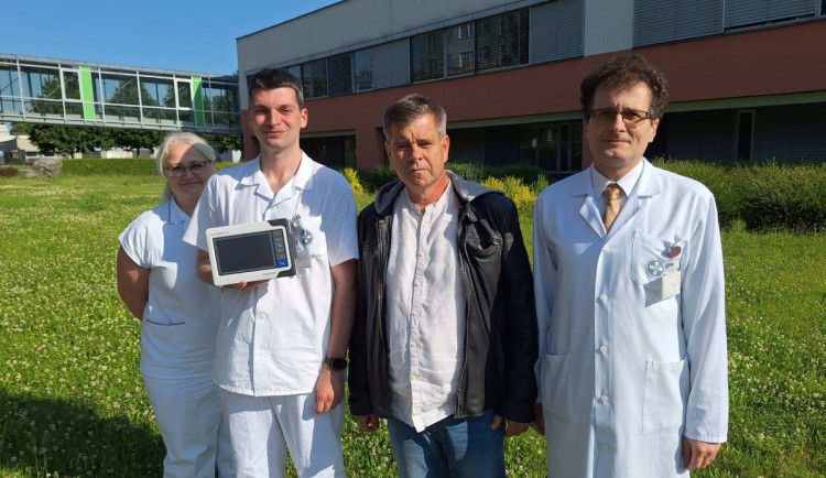 Lékaři mu zachránili život. On jim za to daroval špičkový přístroj za 184 tisíc