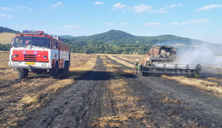 V Jezvé na Českolipsku hořelo pole i s kombajnem, škoda přesáhla milion