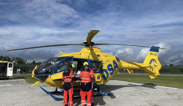 Muž spadl z elektrokoloběžky, s těžkým poraněním hlavy ho vezl vrtulník