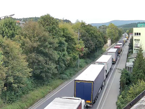 Řidiči zůstali v Náchodě viset v kolonách, začala oprava křižovatky Slávie