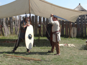 Archeopark Všestary láká na Dny živé archeologie: Řemesla, bojovníci i nový pravěký člun