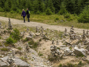Turisté si v Krkonoších nedají říct, stavěním pyramid dál ohrožují přírodní rovnováhu