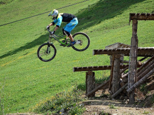 Adrenalin bez hranic: Jak se jízda v bikeparku může proměnit v noční můru