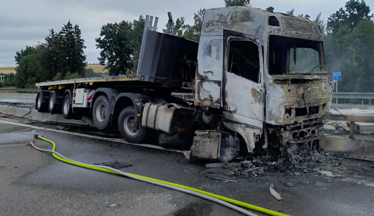 Hořící kamion kompletně zablokoval dálnici D3