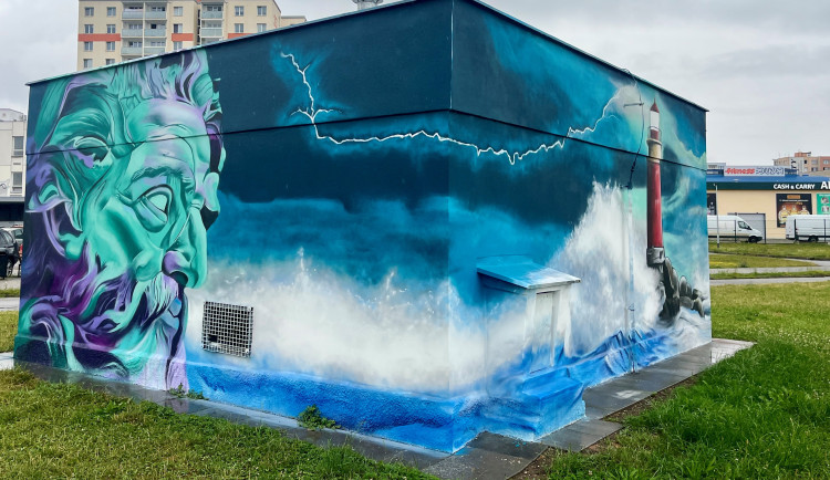 Vládce moří nahradil roční období. Budějovická armaturní stanice má nový kabát