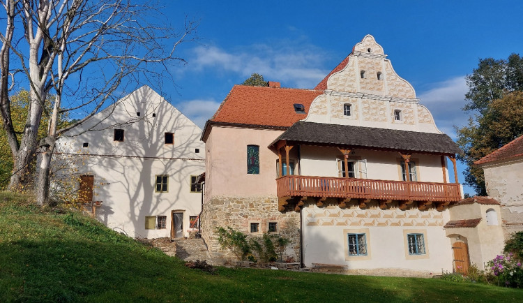 Tvrz Mladějovice vyhrála, gloriet a kaple také bodovaly. Kraj ocenil opravu památek