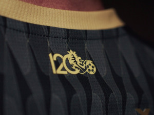 Fotbaloví Votroci odhalili výroční dresy. Zdobí je zlatá barva i vzor z muzea