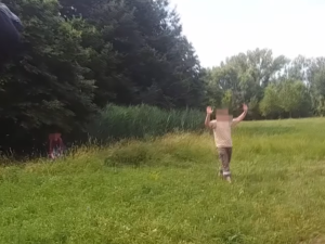 Se sekerou v ruce vyhrožoval smrtí cizinci. Skončil ve vazbě