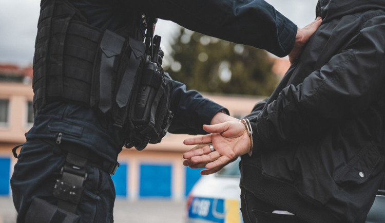 Kriminalisté dopadli muže, který v Jihlavě přepadl sedmnáctiletého mladíka