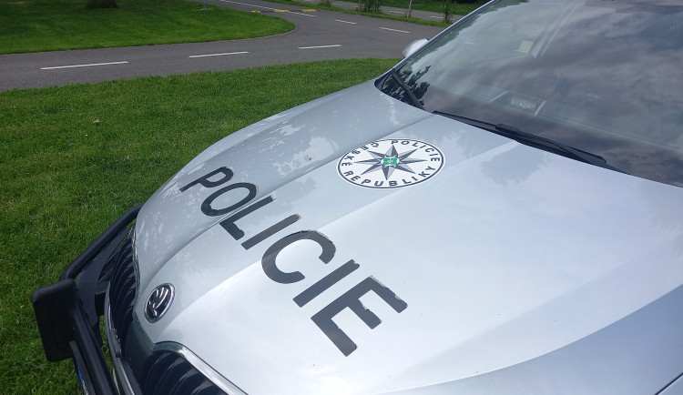 Mladík jel rychle po přivaděči. Policisty se snažil přesvědčit, že je někdo jiný